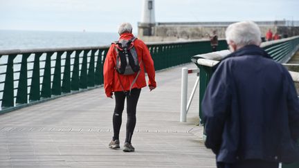 Des retraités aux Sables-d'Olonne (Vendée). (JEAN-LUC FLEMAL / MAXPPP)