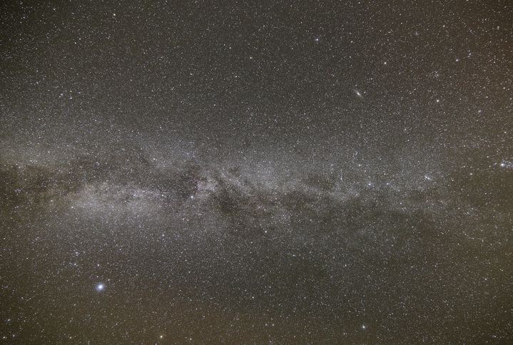 Les constellations du Cygne, de l'Aigle et del Lyre,&nbsp;dans la Voie Lact&eacute;e, dans le ciel d'&eacute;t&eacute; de la Creuse, le 8 janvier 2012. (CHRISTOPHE LEHENAFF / PHOTONONSTOP / AFP)