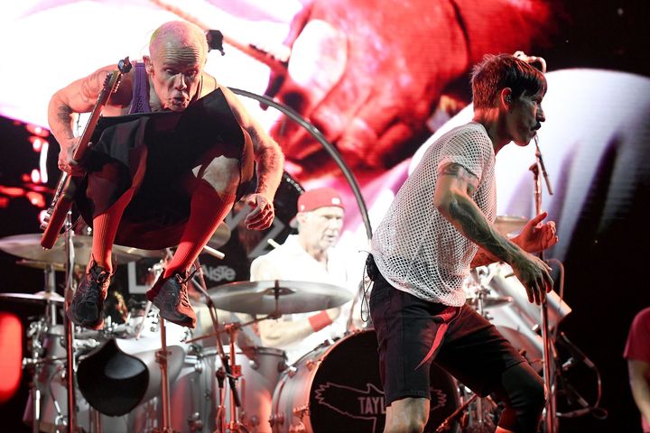 Flea (bondissant) et Anthony Kiedis des Red Hot Chili Peppers&nbsp;sur scène au ACL Music festival à Austin (Texas, Etats-Unis), le 9 octobre 2022. (TIM MOSENFELDER / FILMMAGIC / GETTY IMAGES)