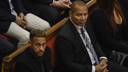 Le footballeur Neymar et son père, Neymar Senior, présents au&nbsp;procès sur les malversations présumées lors du transfert du joueur entre Santos et Barcelone, &nbsp;le 17 octobre 2022.&nbsp; (JOSEP LAGO / AFP)