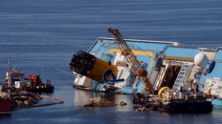 Port de l'&icirc;le italienne de&nbsp;Giglio, le&nbsp;23 juin 2012.&nbsp;Les ing&eacute;nieurs doivent &nbsp;d&eacute;barrasser de nombreuses pi&egrave;ces qui pourraient alourdir le Costa Concordia ou g&ecirc;ner les man&oelig;uvres (VINCENZO PINTO / AFP)