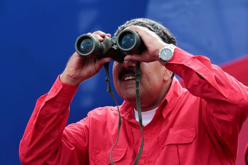 Le président Maduro à Caracas le 19 avril 2017. Cherche-t-il a regarder son avenir à travers ces jumelles? (Reuters - Miraflores Palace)