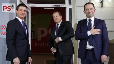 Manuel Valls, Jean-Christophe Cambadélis et Benoît Hamon saluent des militants socialistes à l'issue du second tour de la primaire de la gauche, le 29 janvier 2017, au siège du PS, à Paris. (PHILIPPE WOJAZER / REUTERS)