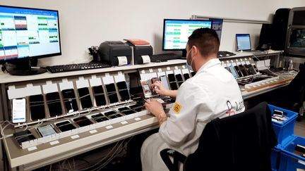 L'atelier de reconditionnement des téléphones chez Largo. (SOPHIE AUVIGNE / RADIO FRANCE)