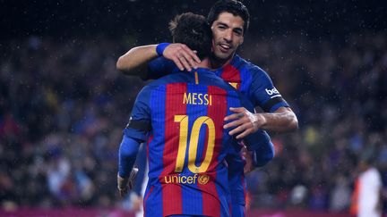 Lionel Messi congratule Luis Suarez (JOSEP LAGO / AFP)