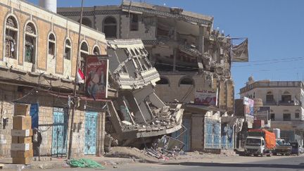 Le nord du Yemen, c'est l'un des bastions des Houthis, ces rebelles chiites en guerre contre les forces gouvernementales. Reportage dans ces zones dévastées par des raids aériens quotidiens.&nbsp; (France 24)