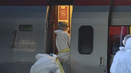 La police inspecte le Thalys dans laquelle un homme a ouvert le feu, vendredi 21 ao&ucirc;t 2015.&nbsp; (PHILIPPE HUGUEN / AFP)