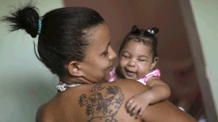 &nbsp; (Une jeune maman et sa fille de 4 mois, atteinte de microcéphalie. © REUTERS/Ueslei Marcelino)