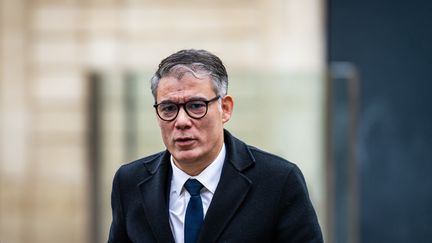 Olivier Faure, secrétaire général du Parti socialiste, dans la cour d'honneur de Matignon, à Paris, le 16 décembre 2024. (XOSE BOUZAS / HANS LUCAS / AFP)