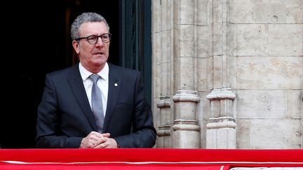 Le&nbsp; bourgmestre de Bruxelles (Belgique),&nbsp;Yvan Mayeur, le 8 mars 2016 au balcon de sa mairie. (FRANCOIS LENOIR / REUTERS)