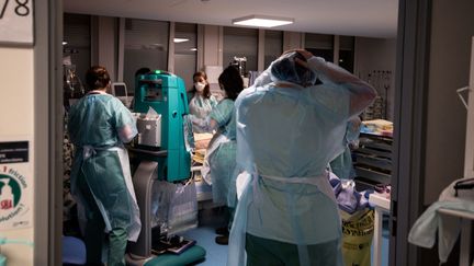 Le personnel soignant du service de réanimation de l'hôpital Louis Mourier à Colombes (Hauts-de-Seine), le 5 mai 2021.&nbsp; (ALAIN JOCARD / AFP)