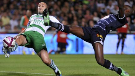 Jean-Pascal Mignot à la lutte avec Mickaël Ciani lors de Bordeaux/Saint-Etienne