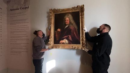 L'autoportrait d'Antoine Coype en cours d'installation comme le reste de l'exposition qui ne commencera que le 22 janvier prochain. (P. Tanger  / France Télévisions)