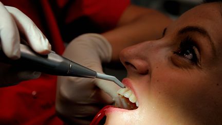 Le dentiste est accus&eacute; d'avoir soign&eacute; des patients sans anesth&eacute;sie, laissant des outils ou des morceaux de pansement dans leurs gencives. (PHILIPPE HUGUEN / AFP)