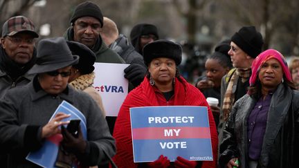 Des Am&eacute;ricains originaires de l'Alabama rassembl&eacute;s devant la Cour supr&ecirc;me des Etats-Unis, le 27 f&eacute;vrier 2013, pour lui demander de "prot&eacute;ger [leur] vote", le jour de l'examen d'une requ&ecirc;te juridique contre le Voting Rights Act, &agrave; Washington. (CHIP SOMODEVILLA / GETTY IMAGES NORTH AMERICA)