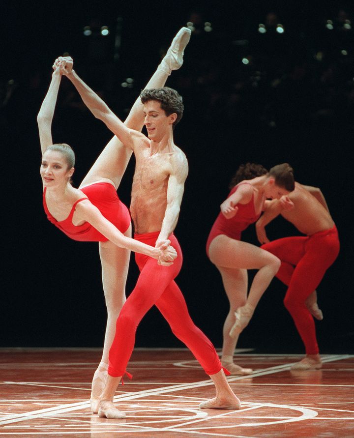 José Martinez interprète, en compagnie d'une étoile du ballet de l'Opéra de Paris, la Neuvième symphonie de Beethoven, le 21 juin 1999. (BERTRAND GUAY / AFP)