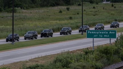 Le cortège du candidat républicain à la présidentielle, Donald Trump, quitte l'aéroport international de Milwaukee, le 14 juillet 2024, dans le Wisconsin. (JIM VONDRUSKA / GETTY IMAGES NORTH AMERICA / AFP)