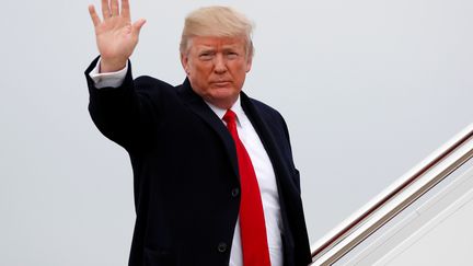 Donald Trump monte à de&nbsp;Air Force One, à la&nbsp;base aérienne d'Andrews, près de Washington (Etats-Unis), le 8 janvier 2018.&nbsp; (JONATHAN ERNST / REUTERS)