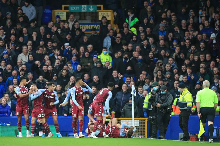 Matty Cash et Lucas Digne ont été touchés par un jet de bouteilles, samedi à Goodison Park. (LINDSEY PARNABY / AFP)