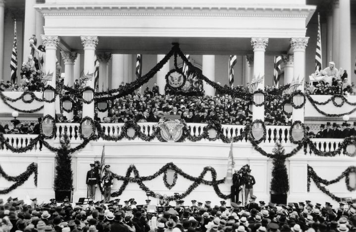 Le discours d'investiture de&nbsp;Franklin D. Roosevelt, le 4 mars 1933 à Washington. (GEORGE RINHART / CORBIS HISTORICAL / GETTY IMAGES)