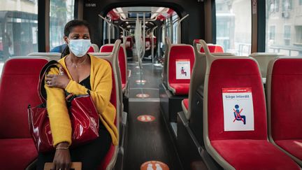 Le port du masque sera obligatoire dès le 11 mai 2020 dans les transports en commun, et une attestation employeur ou un motif impérieux seront demandés aux heures de pointe dans les transports franciliens.&nbsp; (ARIÉ BOTBOL / HANS LUCAS / AFP)