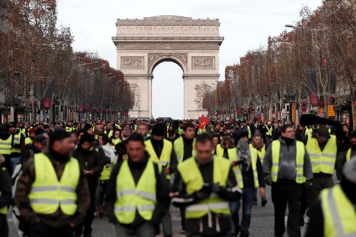 Des "gilets jaunes" descendent l'avenue des Champs-Elysées, le 8 décembre 2018 à Paris. (BENOIT TESSIER / REUTERS)