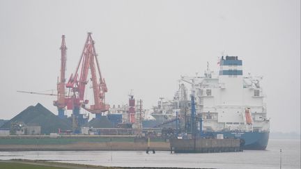 Le terminal d'importation de gaz naturel liquéfié (GNL) à Brunsbüttel, en Allemagne, au bord de la mer Baltique, inauguré vendredi 20 janvier 2023. (MARCUS BRANDT / DPA / AFP)