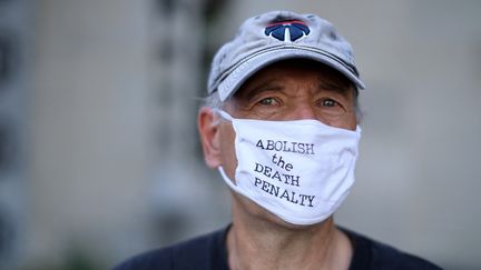 Un militant manifeste contre la peine de mort à Washington, aux Etats-Unis, le 13 juillet 2020. (CHIP SOMODEVILLA / GETTY IMAGES NORTH AMERICA / AFP)