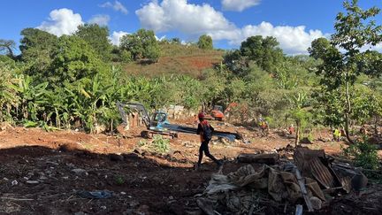 Le bidonville de Barakani à Mayotte est détruit, dans le cadre de l'opération Wuambushu, le 19 juin 2023. (ROBIN PRUDENT / FRANCEINFO)