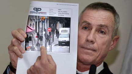 Fran&ccedil;ois Molins, le procureur de Paris, pr&eacute;sentant &agrave; la presse une photographie du tireur pr&eacute;sum&eacute;, le 18 novembre 2013.&nbsp; (PIERRE ANDRIEU / AFP)