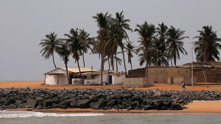 Le Programme de gestion du littoral ouest-africain (WACA), mis en place par la Banque mondiale lors de la COP21 en 2015, entend contribuer au développement durable du littoral ouest-africain en luttant contre l’érosion et les inondations côtières. Six pays en bénéficient&nbsp;: Côte d’Ivoire, Sénégal, Sao Tomé et Principe, Bénin, Mauritanie et enfin Togo.&nbsp; &nbsp; (LUC GNAGO / REUTERS)