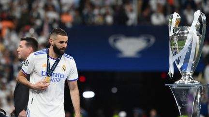 Souvent en mauvaise posture, le Real Madrid renverse successivement le PSG, Chelsea et Manchester City pour s’offrir sa 14e Ligue des champions aux dépens de Liverpool, le 28 mai. Lors d’une finale au Stade de France marquée par le fiasco organisationnel des autorités, les coéquipiers de Karim Benzema obtiennent leur salut grâce au Brésilien Vinicius Jr, unique buteur du match. (FRANCK FIFE / AFP)