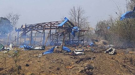 Un village a été visé par une frappe aérienne attribuée par l'ONU à la junte birmane, le 11 avril 2023, dans le district de Kantbalu (Birmanie). (AP/SIPA)