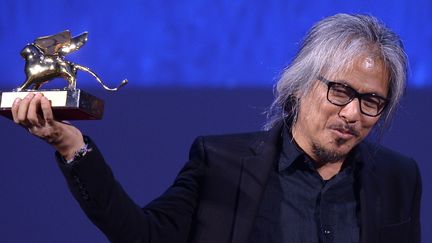 Le cinéaste philippin Lev Diaz obtient le Lion d'Or à la 73e Mostra de Venise, samedi 10 septembre 2016.
 (Filippo Monteforte  / AFP)