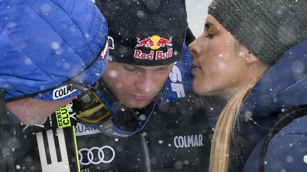 Le skieur français Alexis Pinturault consolé par sa compagne Romane Faraut (FABRICE COFFRINI / AFP)