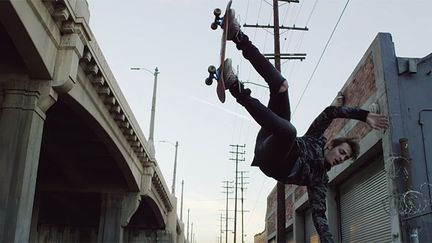 Figure de skateboard extraite du clip de Joywave "Somebody New".
 (saisie écran )