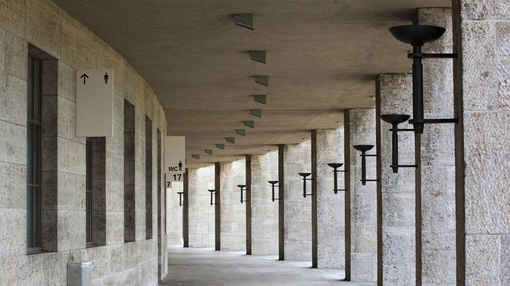 Les coursives du stade olympique de Berlin, dont les torches rappellent le style antique souhaité par Adolf Hitler. (MANUEL COHEN / AFP)