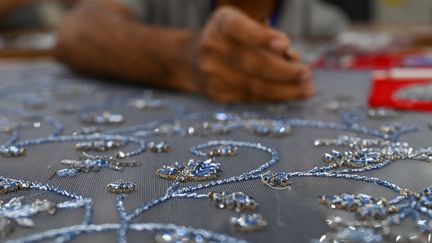 L'atelier de broderie de Shanagar, à Bombay, en Inde, le 7 janvier 2023 (PUNIT PARANJPE / AFP)