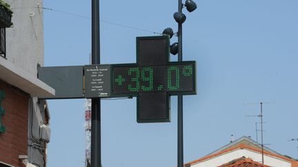 Les touristes profitent de Paris sous la canicule