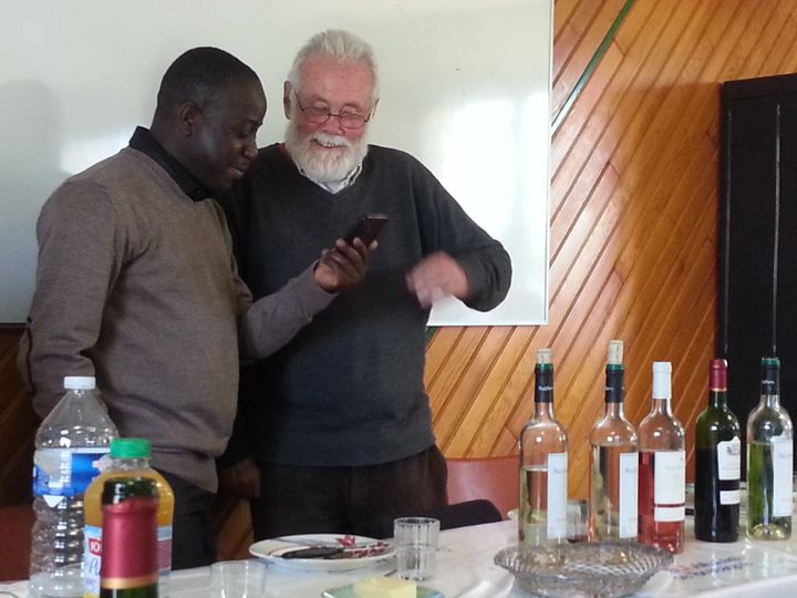 Le père Olivier Mikerson (à gauche) et le père Hubert Forget (à droite), photographiés le 14 juin 2015. (ALAIN CADORET)