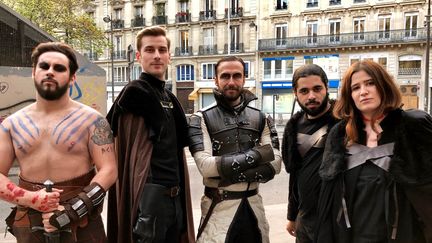 Les fans devant le Reset bar, rue&nbsp;du Cygne, dans le 1er arrondissement de Paris. (MATTHIEU MONDOLONI / FRANCEINFO)