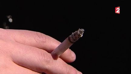 Un lycéen lors d'une pause cigarette, à Paris. (FRANCE 2)