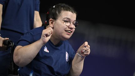 Aurelie Aubert célèbre un point lors de la finale de boccia contre Jeralyn Tan Yee Ting aux Jeux paralympiques, le 2 septembre 2024, à l4Arena Paris Sud. (JULIEN DE ROSA / AFP)