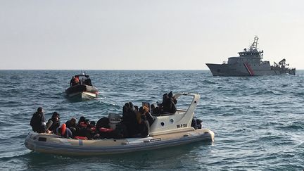 Des migrants embarqués sur un canot&nbsp;recueillis par la marine britannique dans la Manche le 18 février 2019 (illustration). (HANDOUT / SNSM)