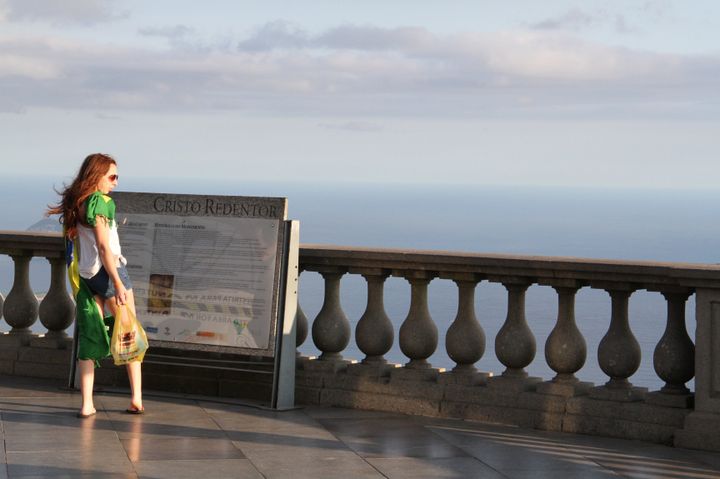 &nbsp; (Une supportrice de la Seleçao regarde le Maracanã depuis le Christ du mont Corcovado ©)