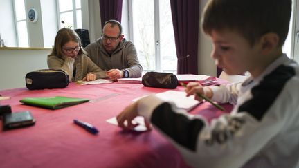 Depuis lundi, malgré la fermeture des écoles, des enfants de personnels soignants sont accueillis dans leurs établissements habituels. (SEBASTIEN BOZON / AFP)