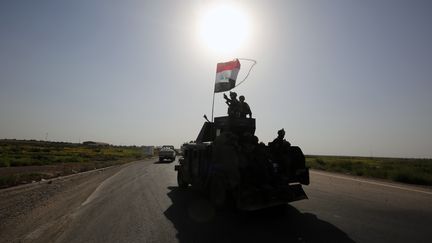 Un véhicule des forces irakiennes engagé dans l'opération pour reprendre Falloujah, le 28 mai 2016. (AHMAD AL-RUBAYE / AFP)