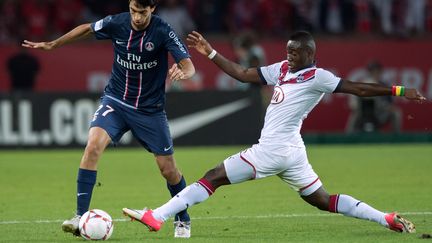 Javier Pastore, &agrave; gauche, n'a pas trouv&eacute; la solution contre le Bordeaux d'Henri Saivet. (BERTRAND LANGLOIS / AFP)