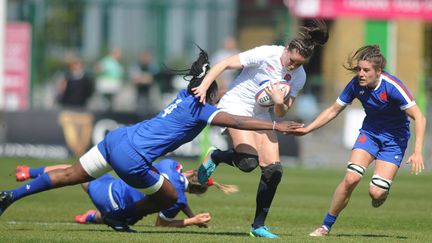 Les Tricolores, Madoussou Fall et Gaëlle Hermet au duel avec&nbsp;l'Anglaise Emily Scarratt, le 24 avril 2021. (ANDREW COWIE / COLORSPORT)