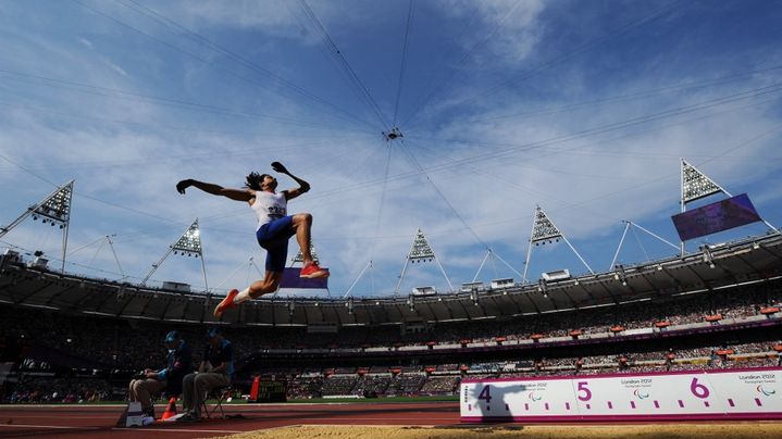 Arnaud Assoumani, double médaillé d’argent au triple saut et en longueur aux Jeux Paralympiques de Londres, en septembre 2012. (GLYN KIRK / AFP)